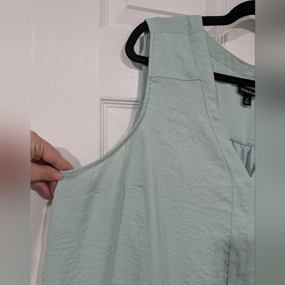 Torrid Harbor Gray Charmeuse Tank in Size 2 (18/20) - Picture 4 of 15